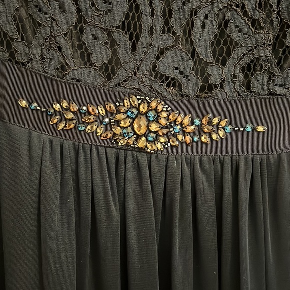 Adrianna Papell lace illusion gown. - Picture 3 of 6